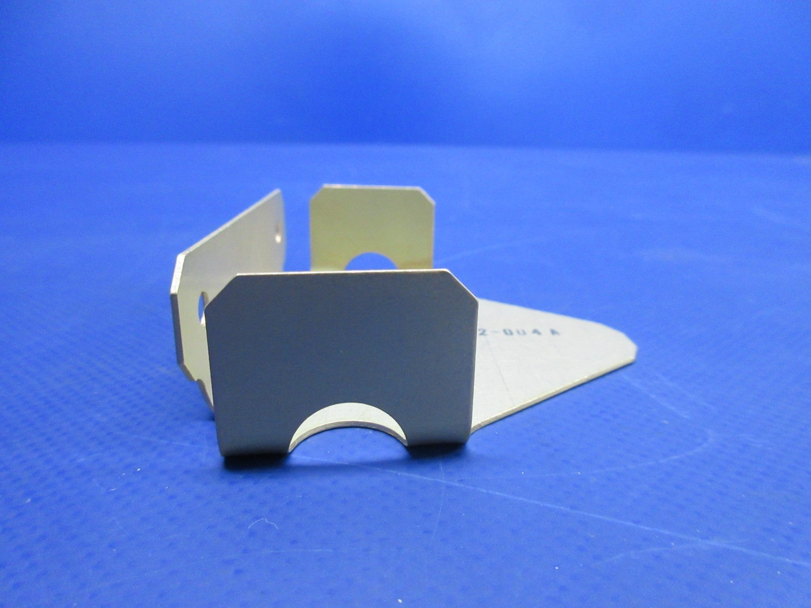 Cirrus SR20 / SR22 Vertical Spar Top Hinge P/N 20102-004 NOS (0326-991)3