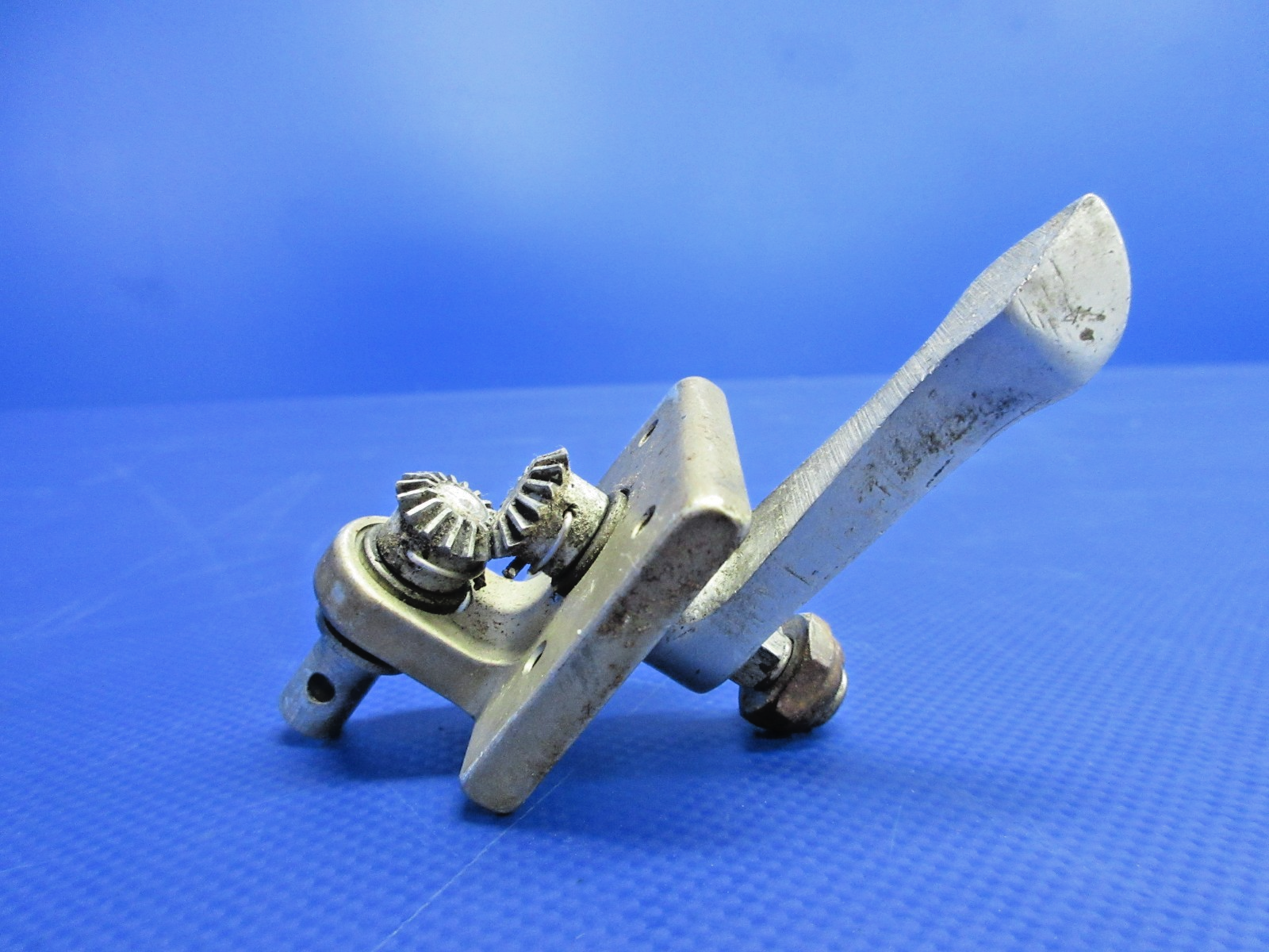 Cessna 310 / 310I Fuel Valve Gear & Handle P/N 0513107 (0326-814)6