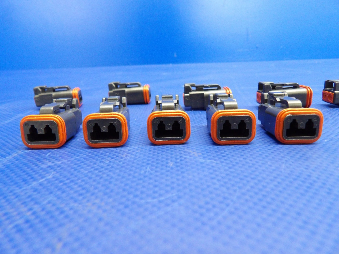 Cirrus Tanis Harness Plastic Socket P/N TCS2598 NOS LOT OF 10 (0426-1228)8