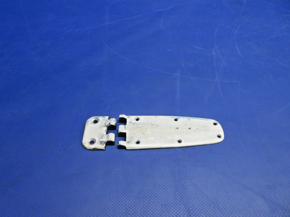 Cessna 150 / 152 RH LWR Cabin Door Hinge P/N 0413426-3, 0711037-500 (0926-876)0