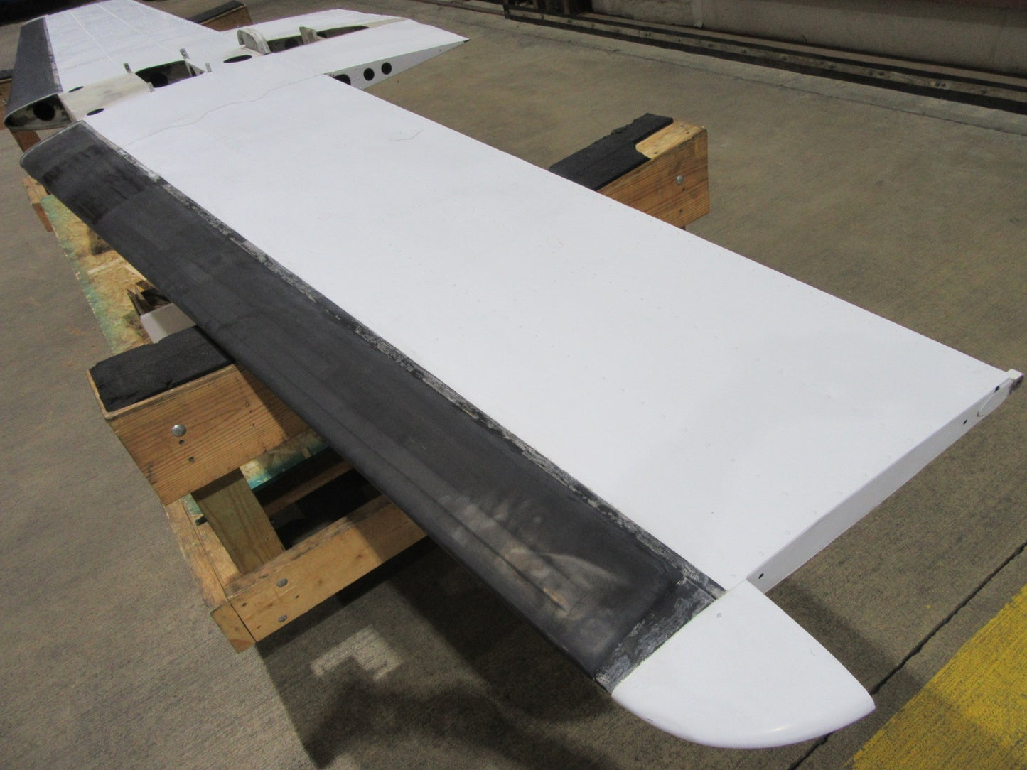 Cessna 421 Horizontal Stabilizer P/N 5032000-17 w/ De-Ice Boots (0326-39)6
