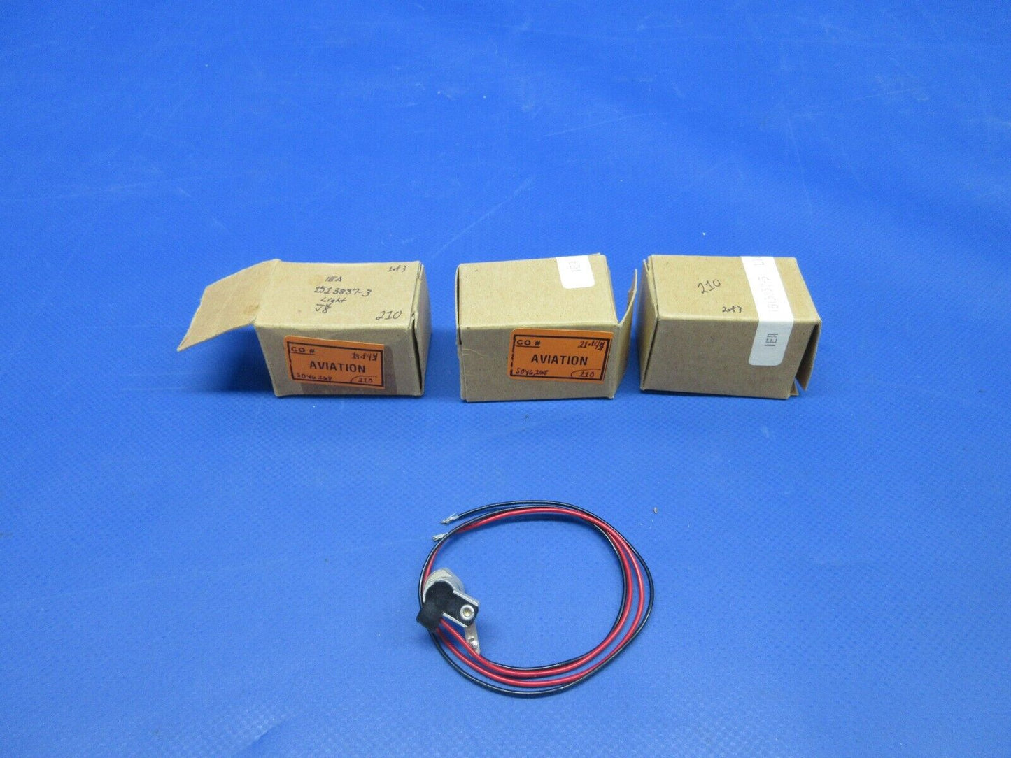 Cessna Post Light P/N 1513837-3 LOT OF 4 NOS (0424-1250)