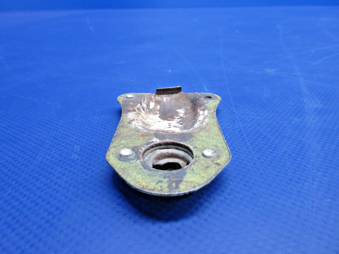 Piper PA-24 / PA-28 Cowl Fastener Cup P/N 65889-00 LOT OF 4 (0826-724)10