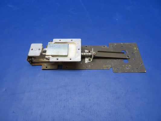 Cessna 172 / 172M Right Hand Cabin Door Latch P/N 0511256-2 (0826-1211)0