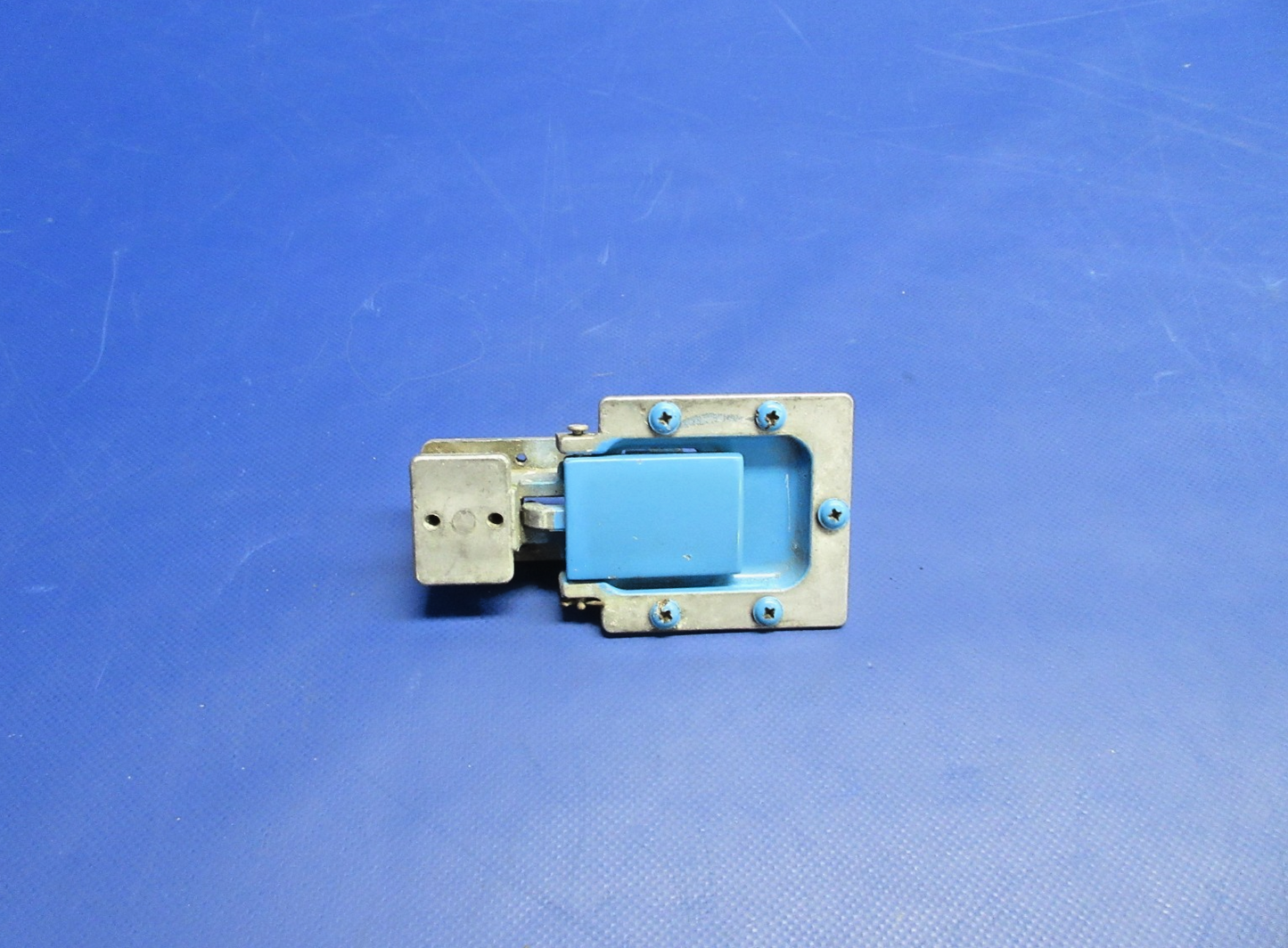 Cessna 150 / 172 Cabin Door Latch Housing P/N 0511258-1 (0826-717)0