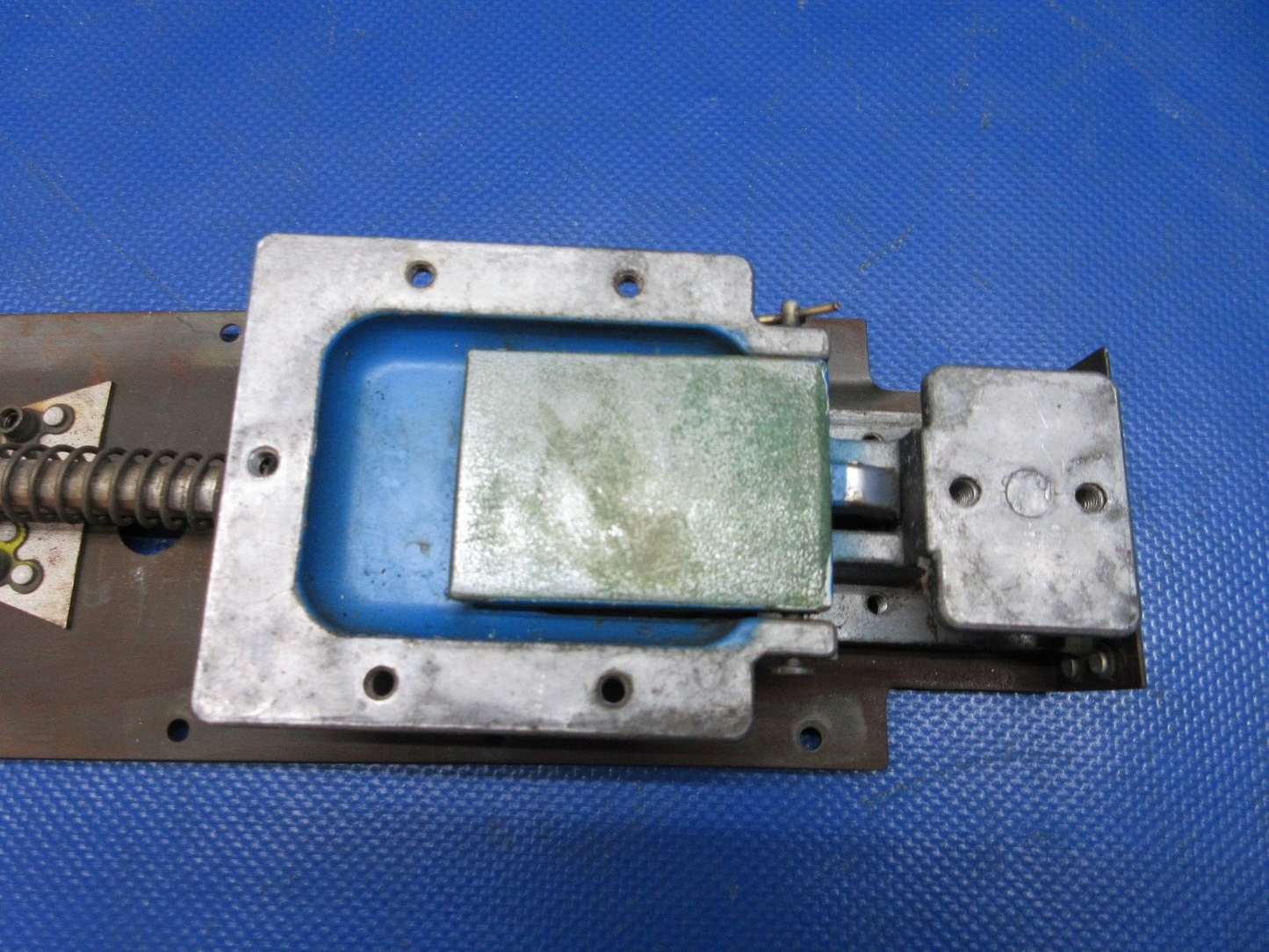 Cessna 172 LH Cabin Door Latch Assy P/N 0511256-1 FOR PARTS (0724-1838)