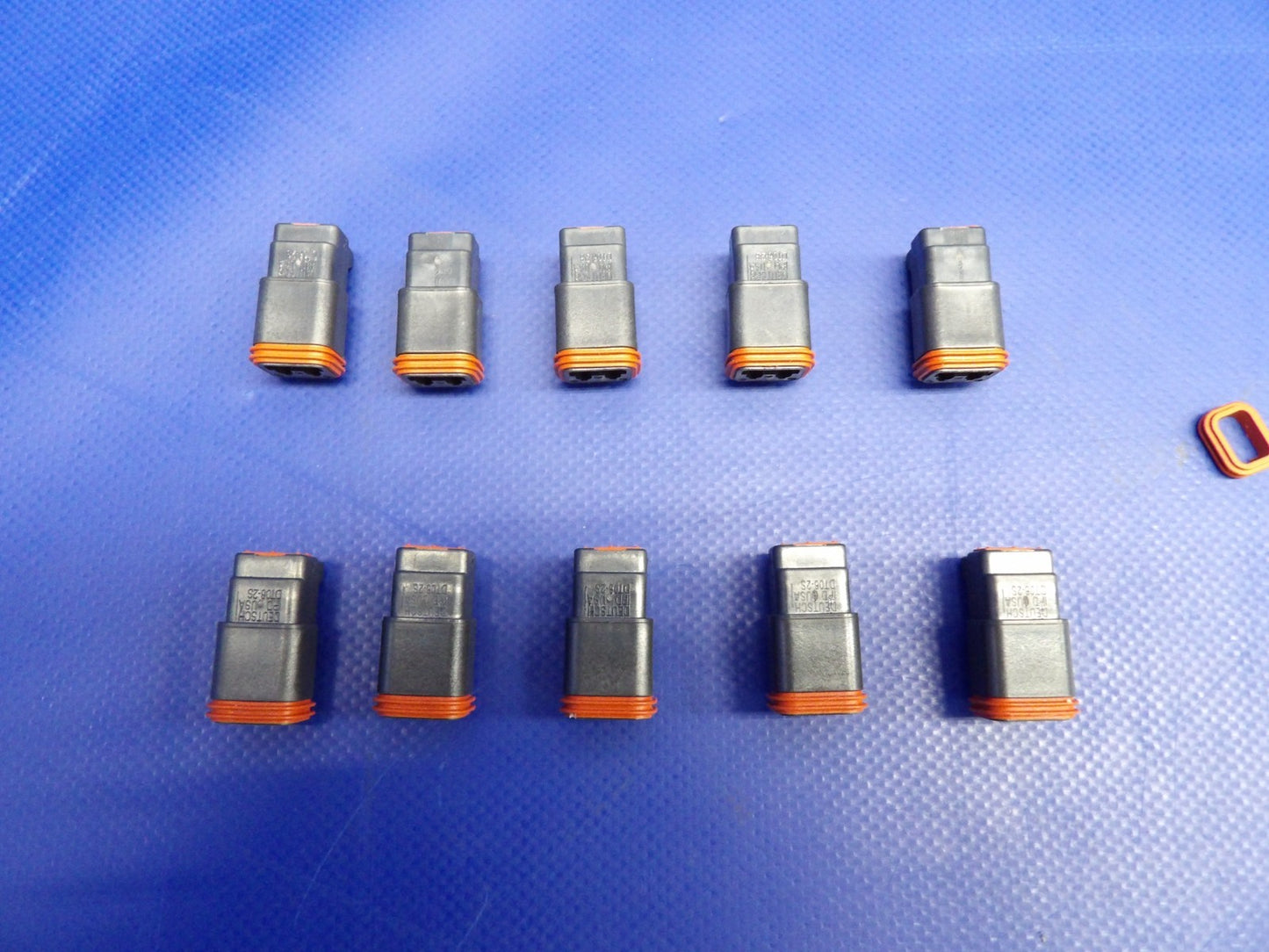 Cirrus Tanis Harness Plastic Socket P/N TCS2598 NOS LOT OF 10 (0426-1228)10