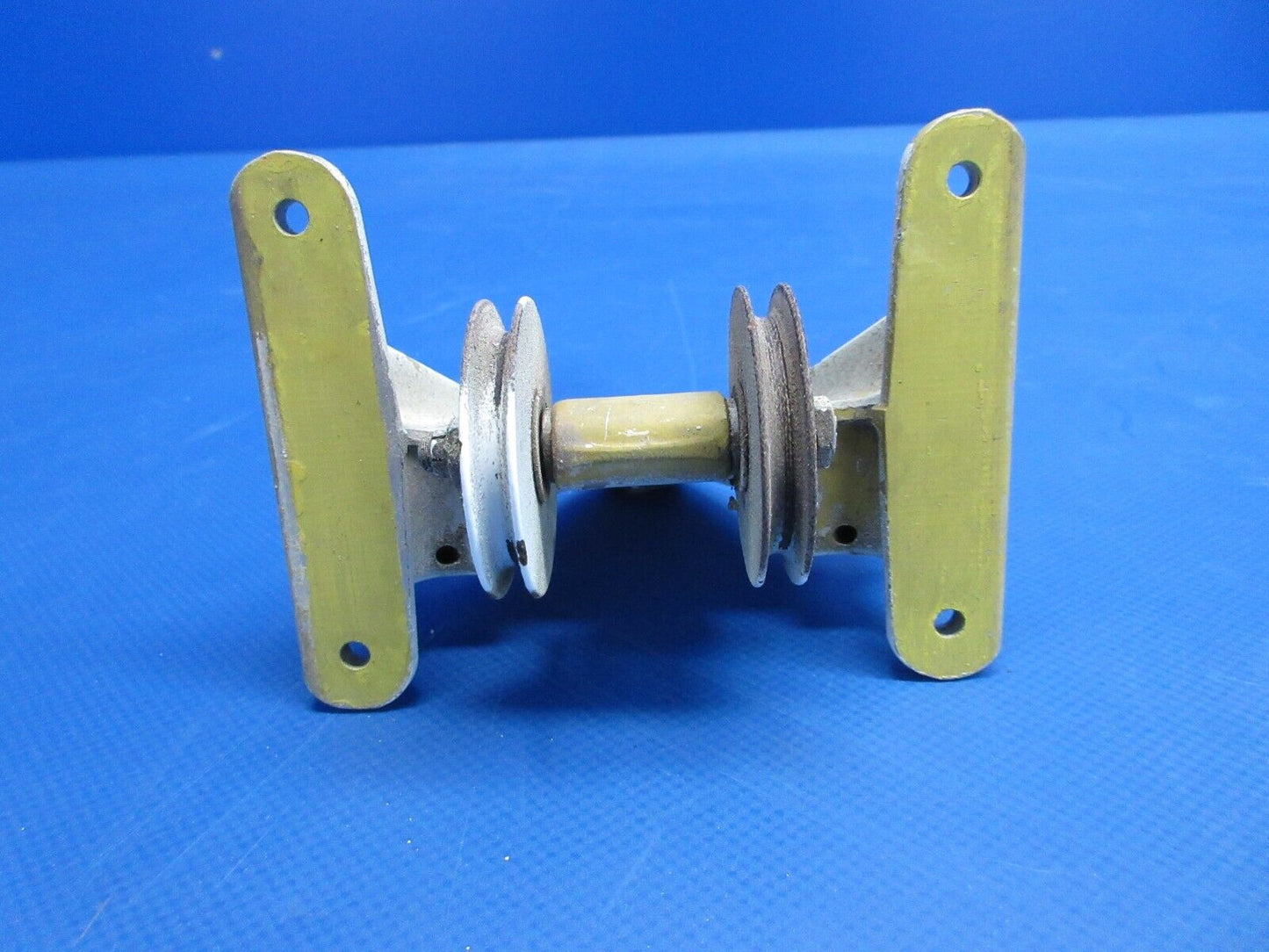 Piper PA-23-235 Aztec Rudder Lower Hinge Assy P/N 16079-00 (0524-1814)