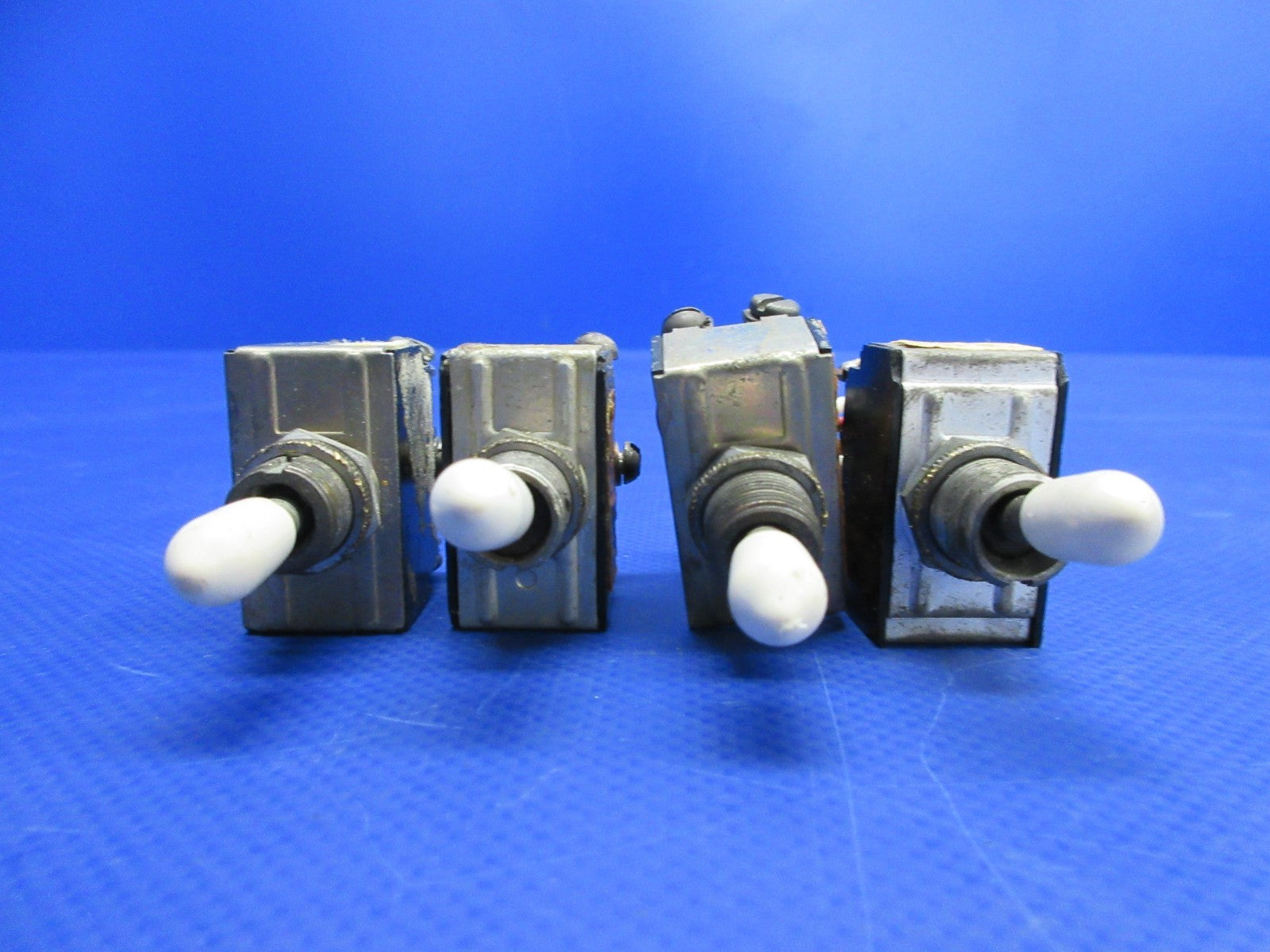 Cessna 310 / 310I Toggle Switch P/N AN-3027-1 LOT OF 4 (0326-895)4