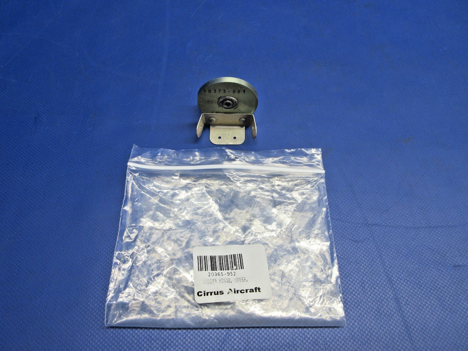 Cirrus SR20 / SR22 Rudder Hinge P/N 20365-952 NOS (0426-707)1