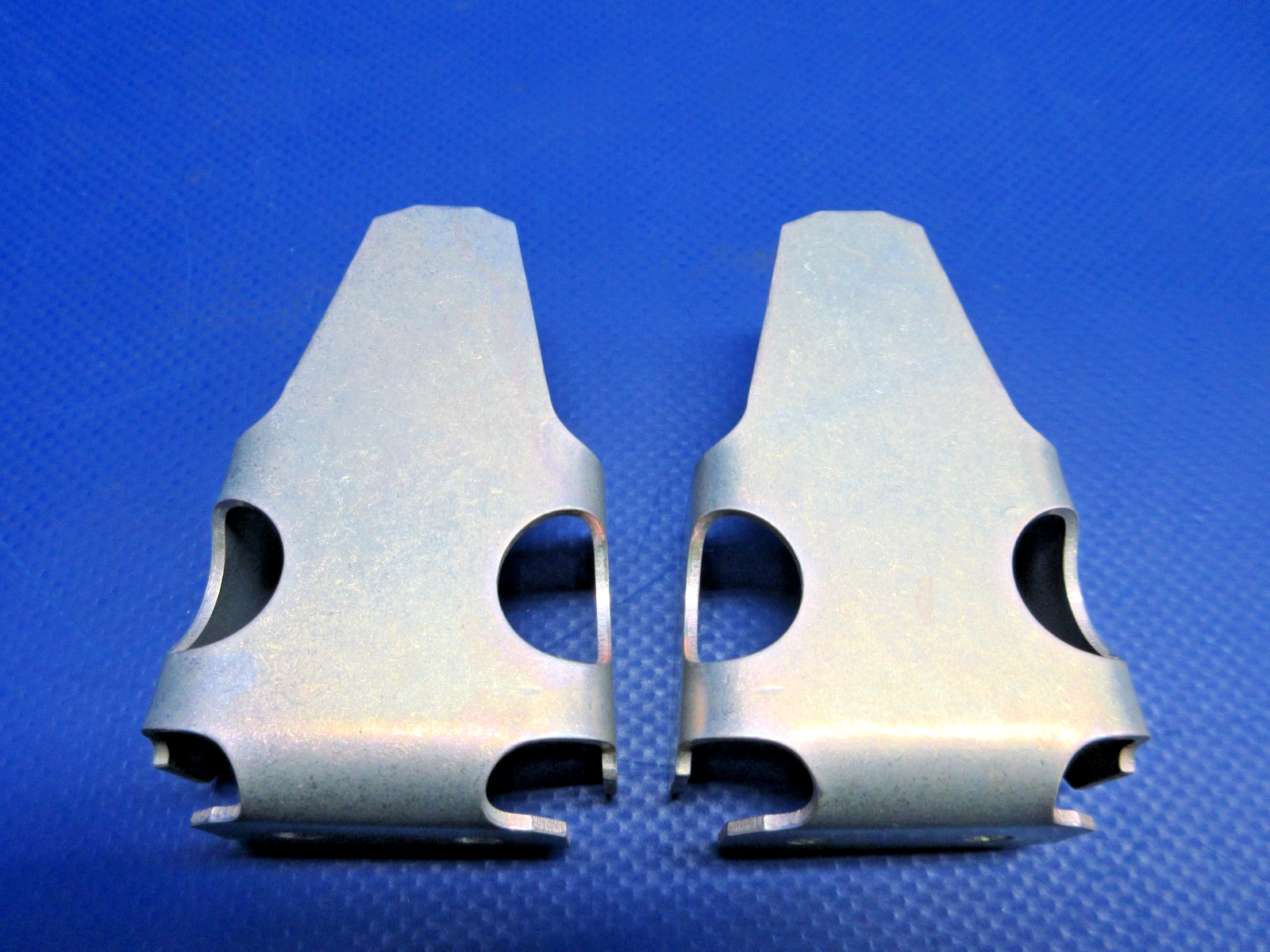 Cirrus SR20 / SR22 Vertical Top Hinge P/N 20101-007 LOT OF 2 NOS (0326-1011)3