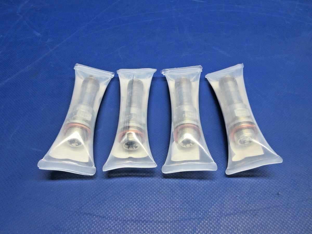 Tempest Spark Plug P/N URHM38E LOT OF 4 NOS (0826-854)8
