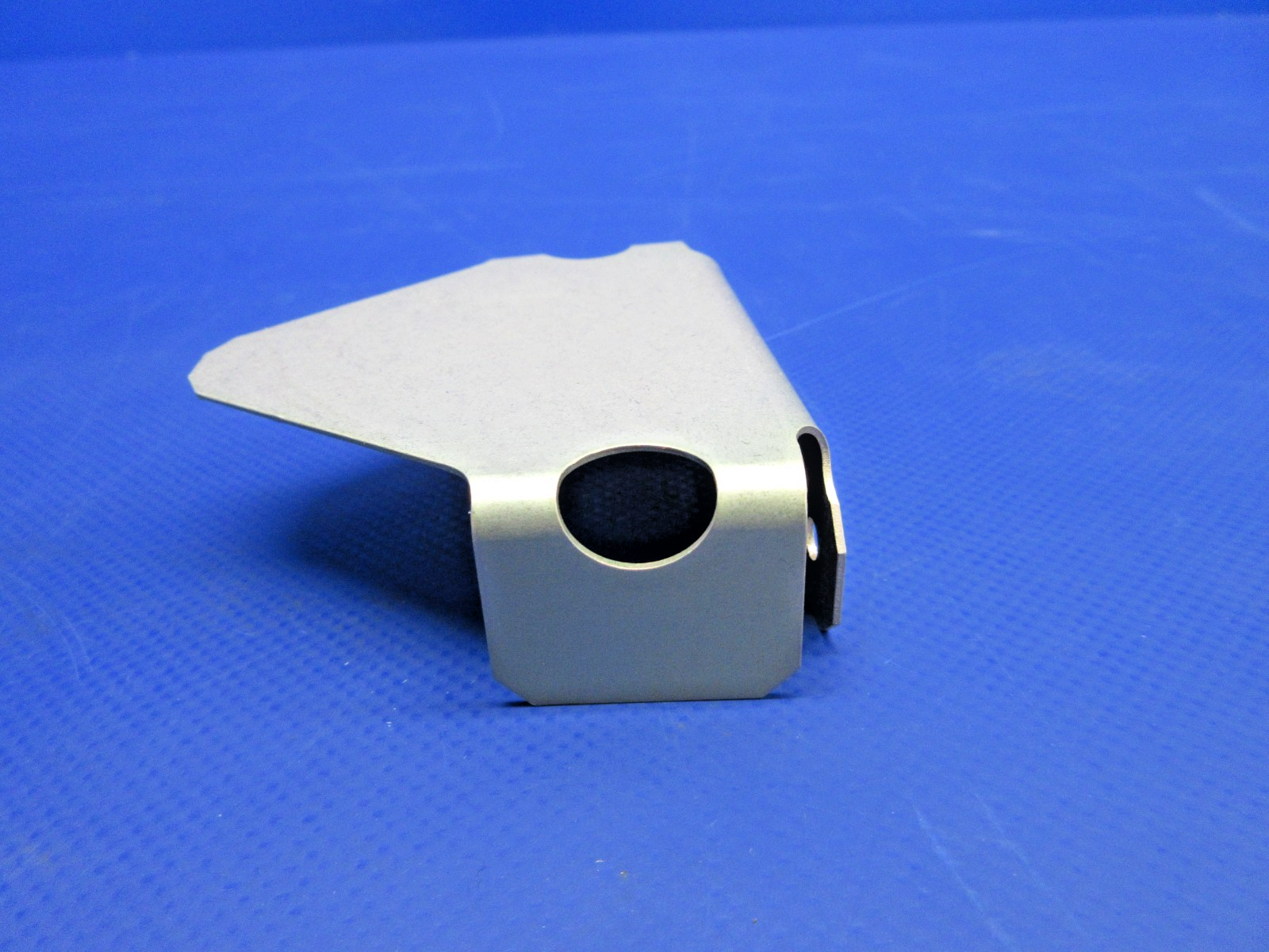 Cirrus SR20 / SR22 Vertical Spar Top Hinge P/N 20102-004 NOS (0326-991)10