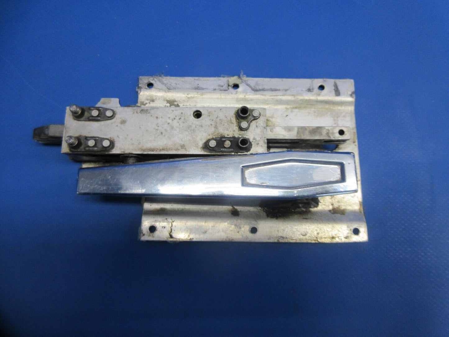 Cessna 177 / 177B Cardinal Cabin Door Latch Assy RH P/N 1717039-4 (0824-1039)