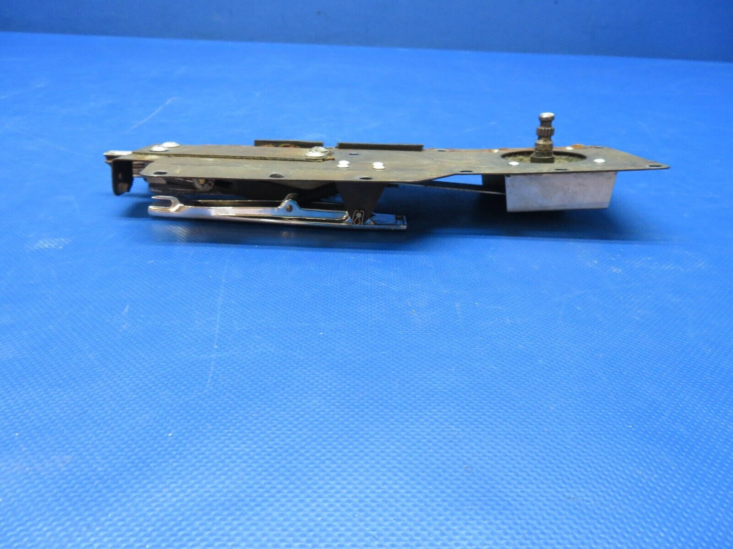 Cessna 180 / 180K Cabin Door Latch Assy LH P/N 1511205-16 (0724-1830)