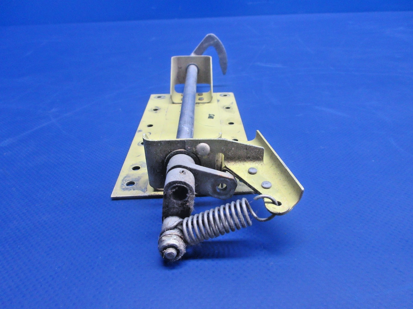 Rockwell Commander 112 LWR LH Cabin Door Latch P/N 43707-1 (0826-421)8