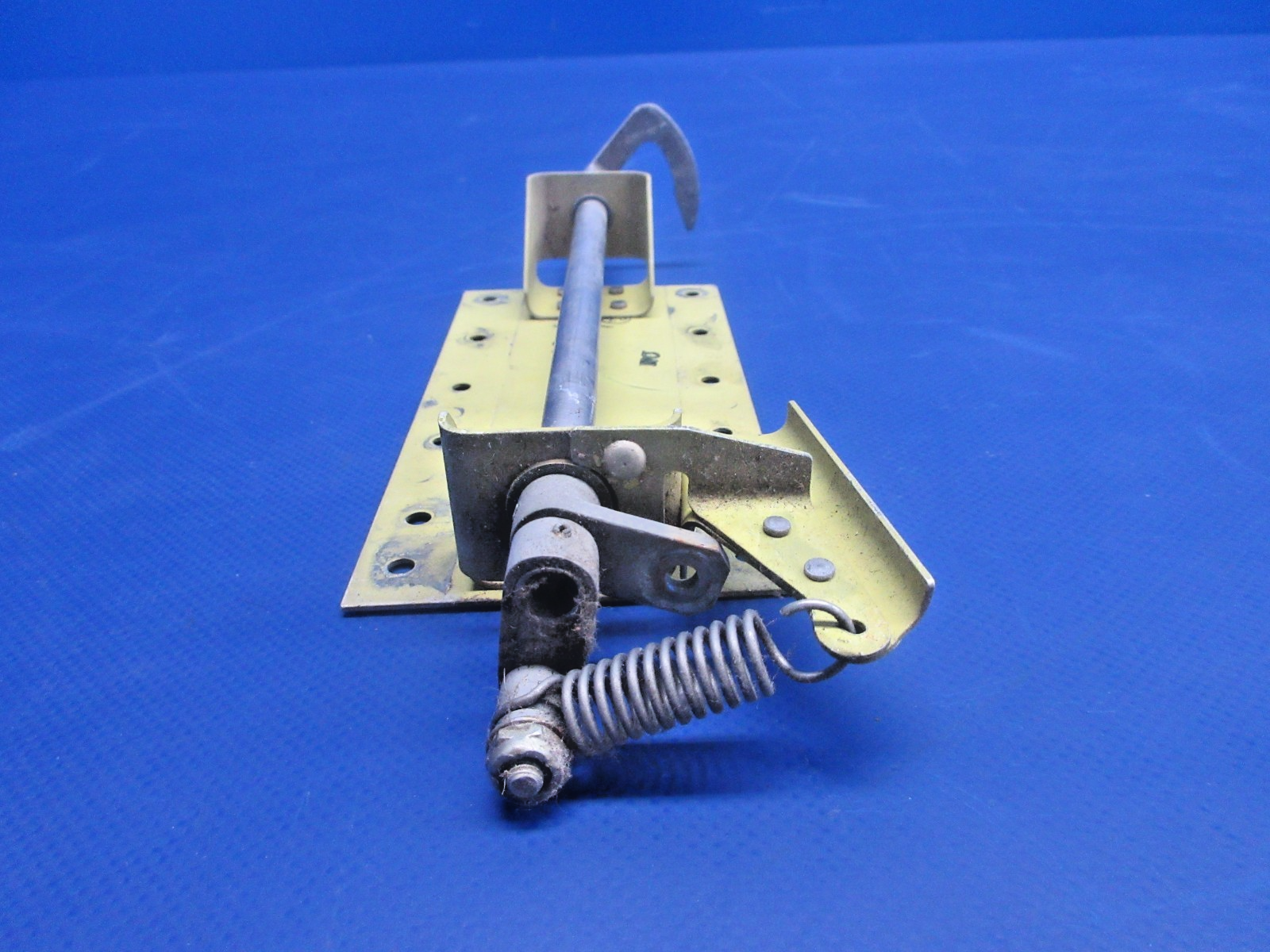 Rockwell Commander 112 LWR LH Cabin Door Latch P/N 43707-1 (0826-421)8