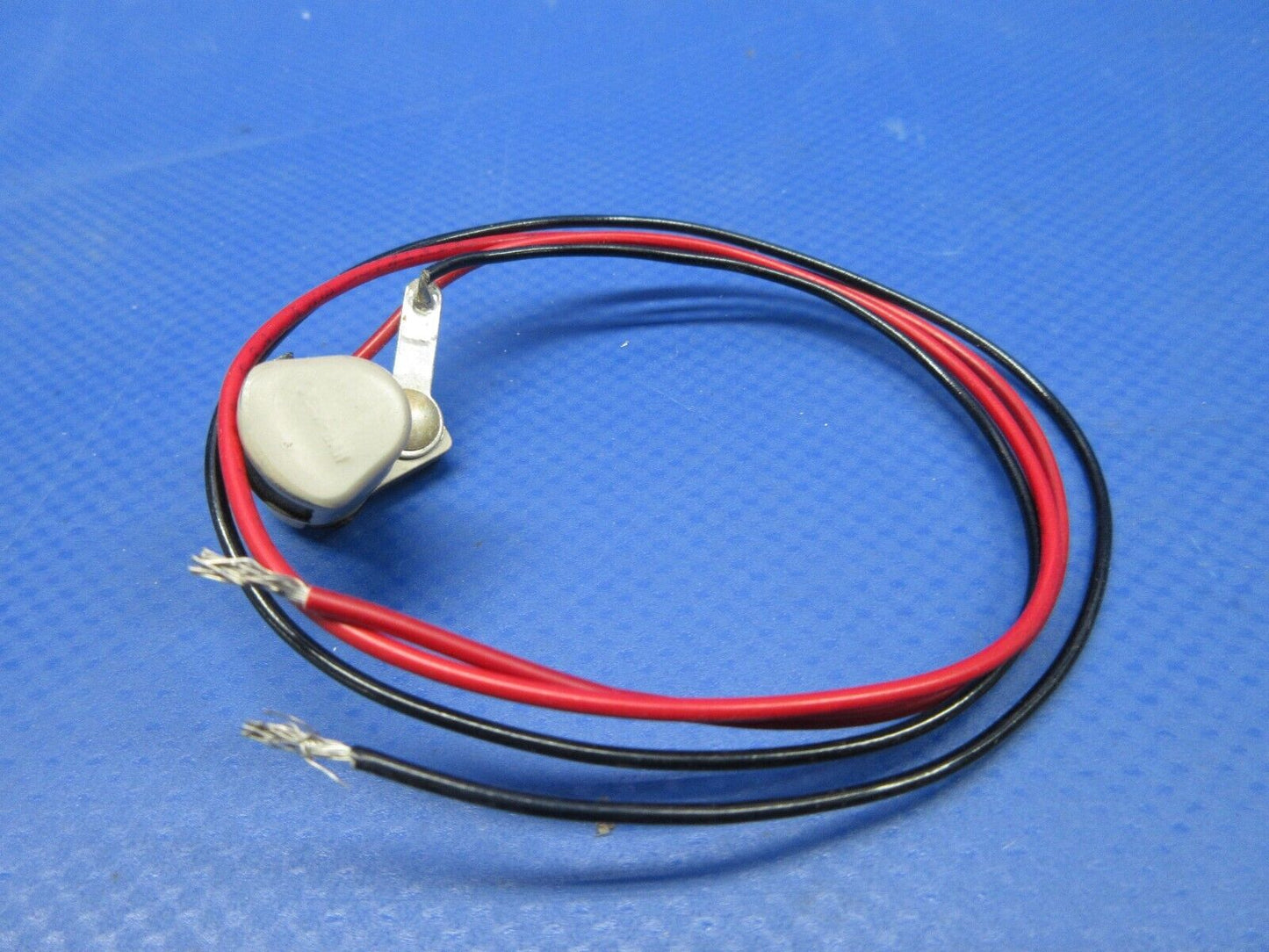 Cessna Post Light P/N 1513837-3 LOT OF 4 NOS (0424-1250)