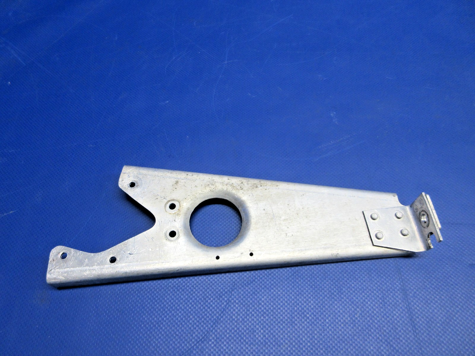 Beech D95A Travel Air LH Engine Controls Bracket P/N 95-940000-43 (0326-918)1