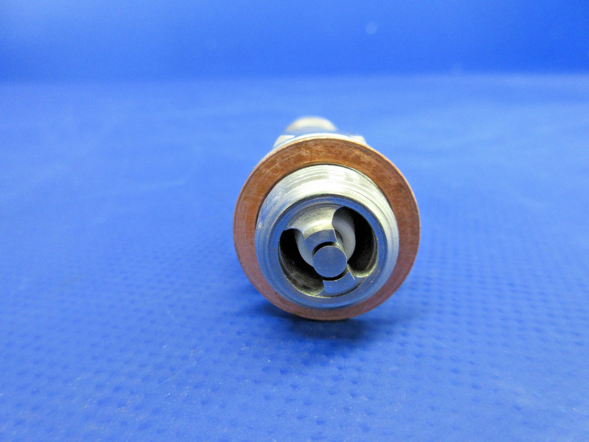 Tempest Spark Plug P/N URHM38E LOT OF 8 NOS (0926-795)9