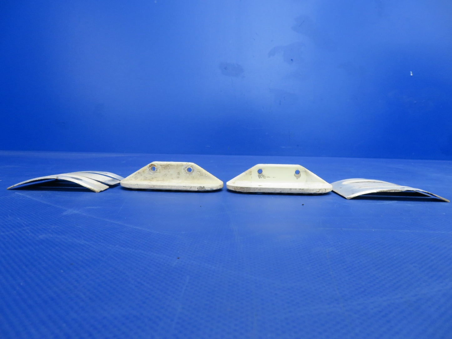 Cessna 172 Main Gear Cabin Step & Cover 0541211-1, 0541226-1 LOT OF 2 (0826-406)4