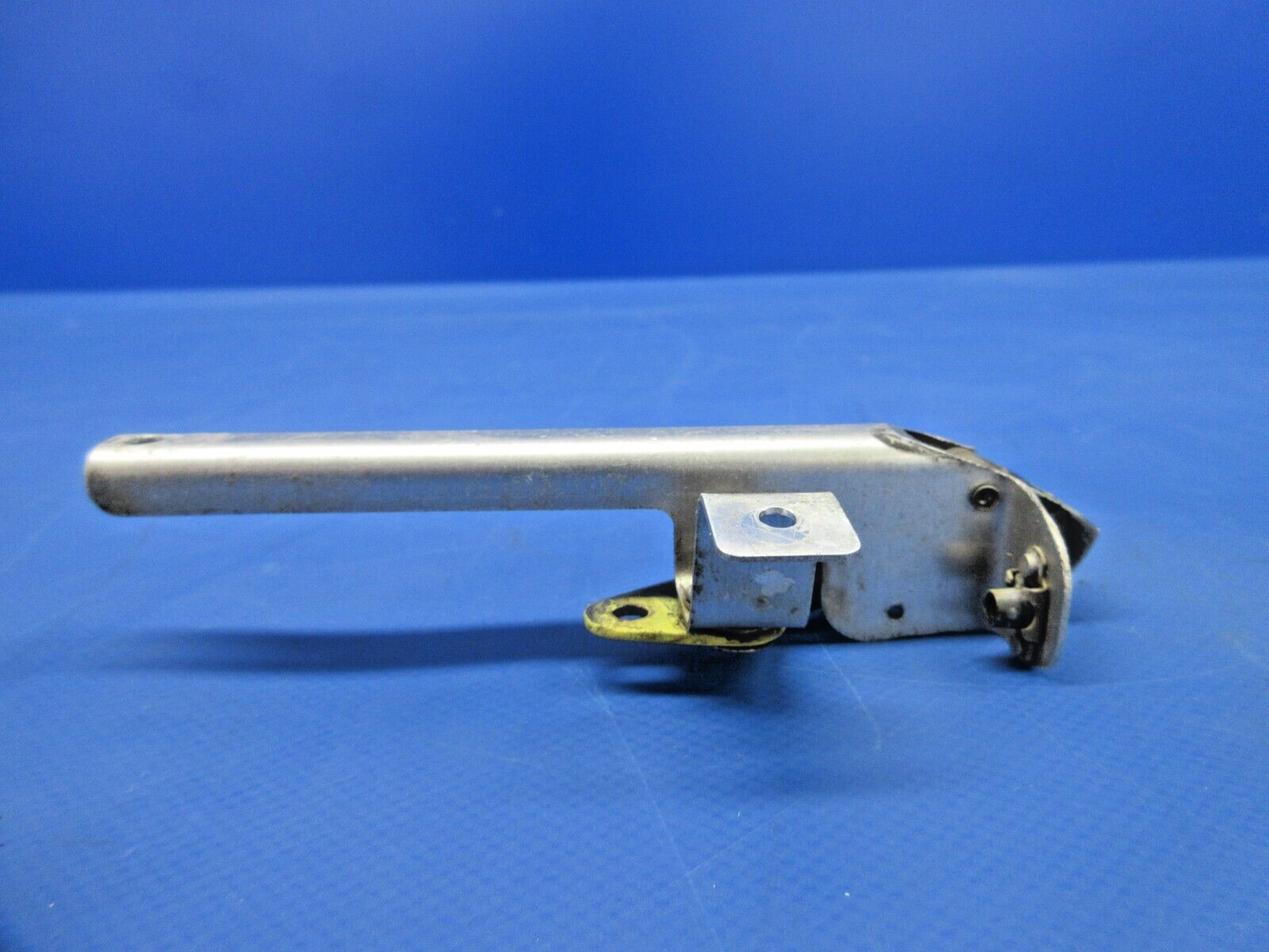 Enstrom 280FX Helicopter Cabin Door Latch Retainer RH 280-117003-4 (1124-762)