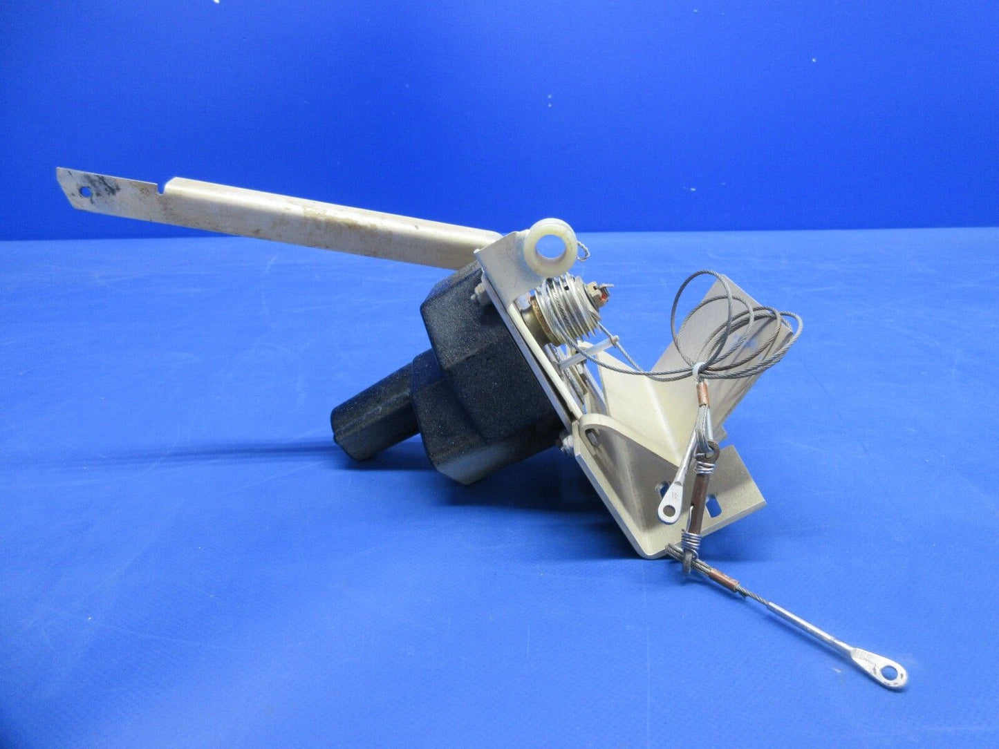 Bellanca 17-31A EDO-Aire Mitchell Roll Servo & Brackets 1C363-1-233R (0924-821)