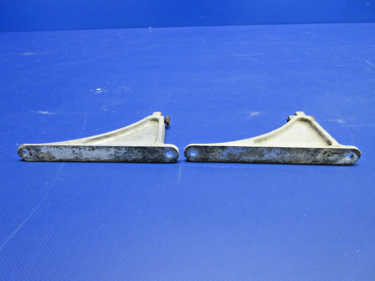 Globe Landing Gear Stop Brackets P/N 11-313-2997L &-2997R LOT OF 2 (0326-781)2
