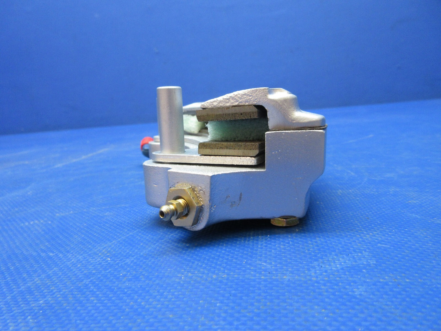 Cessna 310 Cleveland Brake Caliper w/ Linings P/N 30-28B REBUILT (1024-1415)5
