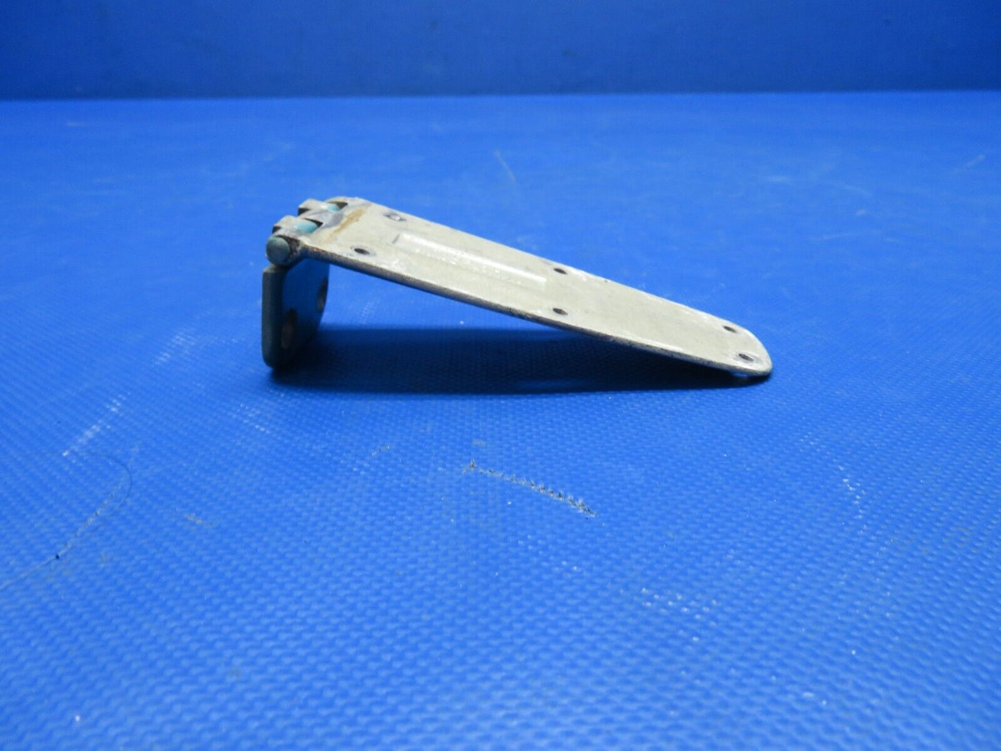Cessna Cabin Door Hinge Assy LH Lower / RH Upper P/N 0711037-498 (0724-1847)