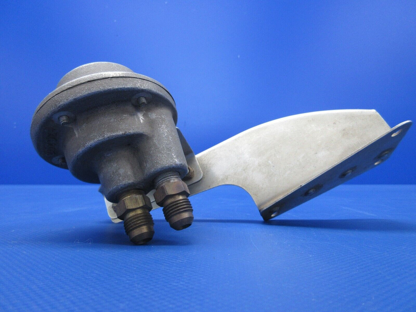 Cessna Fuel Regulator With Bracket P/N 639401-2 CORE (0424-1158)
