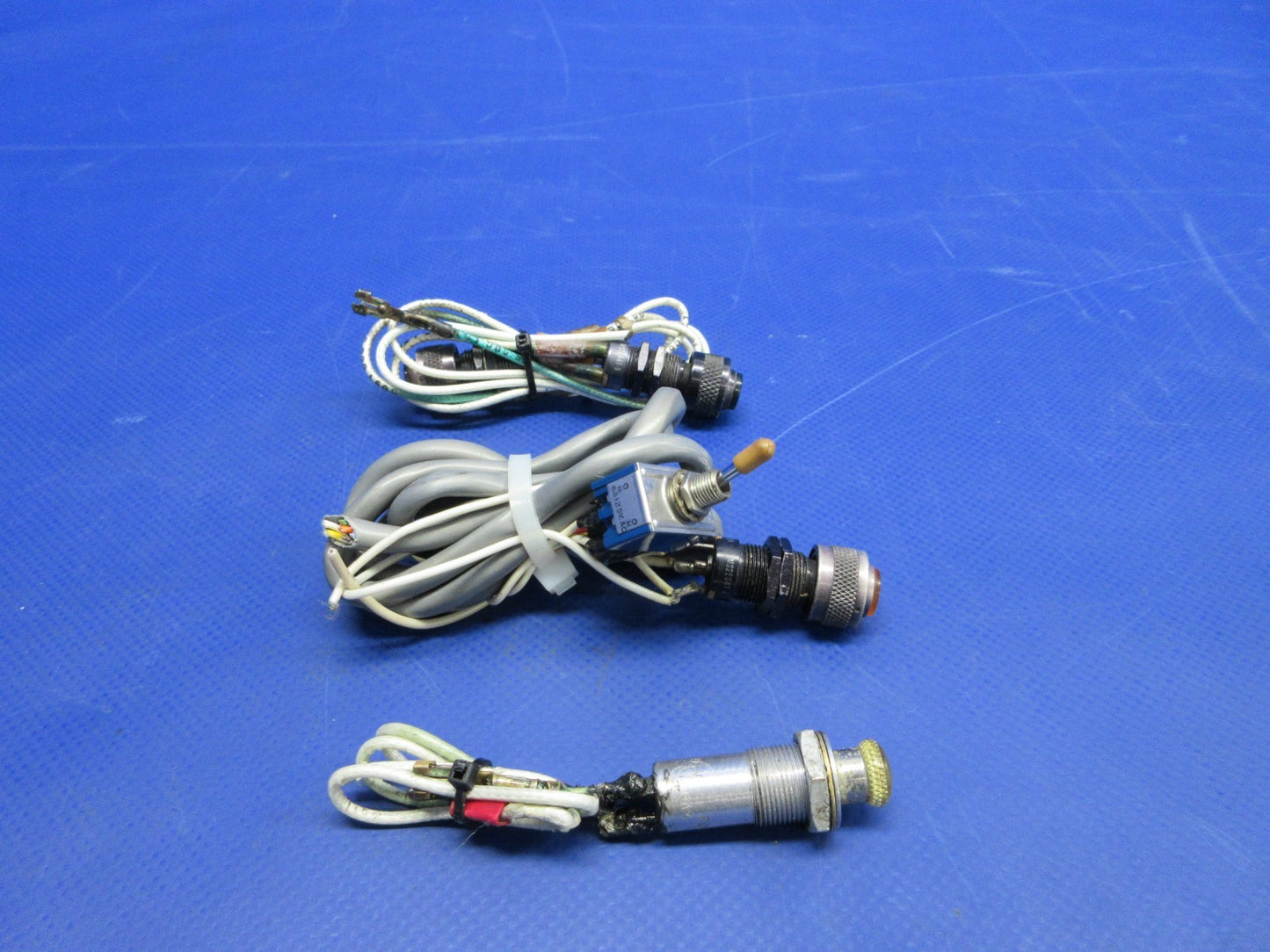 Cessna 310 / 310I Assorted Switches & Lights P/N AN3027-1 (0326-891)11