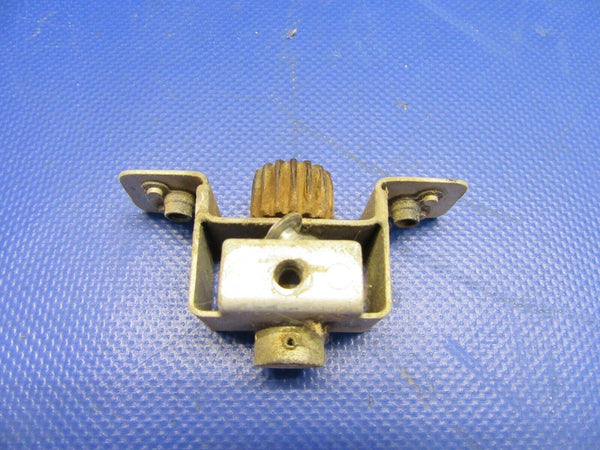 Cessna 150 / 150K Clutch Rotary Door Latch RH P/N 412066-2 (0721-519)