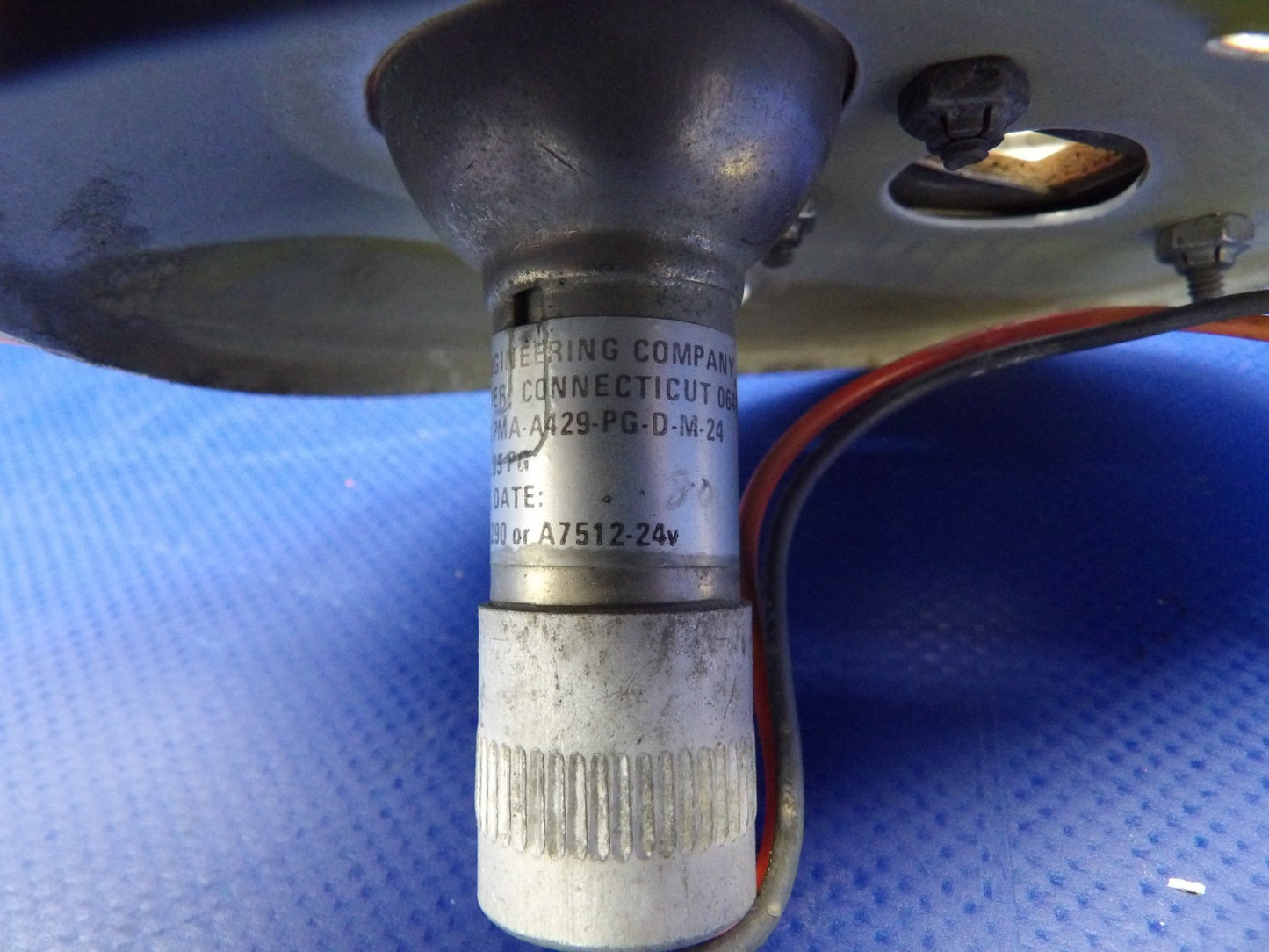 Piper Cheyenne Whelen RH Nav Light 24V w Strobe + Shield P/N W1285PG (0626-1517)2