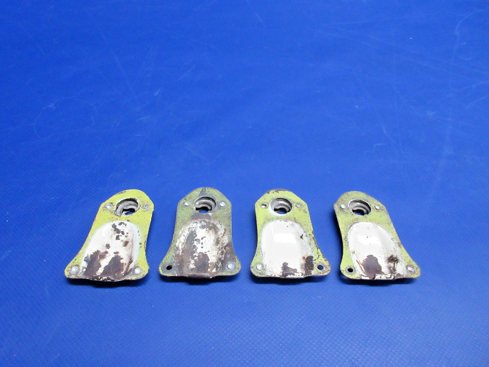 Piper PA-24 / PA-28 Cowl Fastener Cup P/N 65889-00 LOT OF 4 (0826-724)2