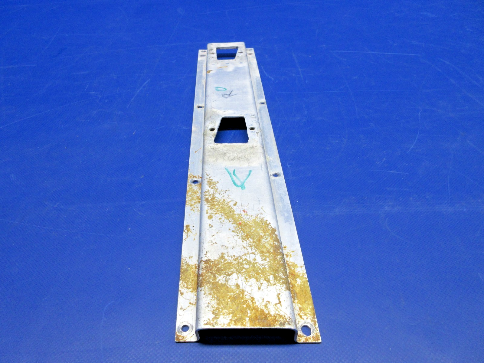 Cessna 310 / 310I AFT Seat Supports LH & RH P/N 0812981-5 & -6 (0326-866)8