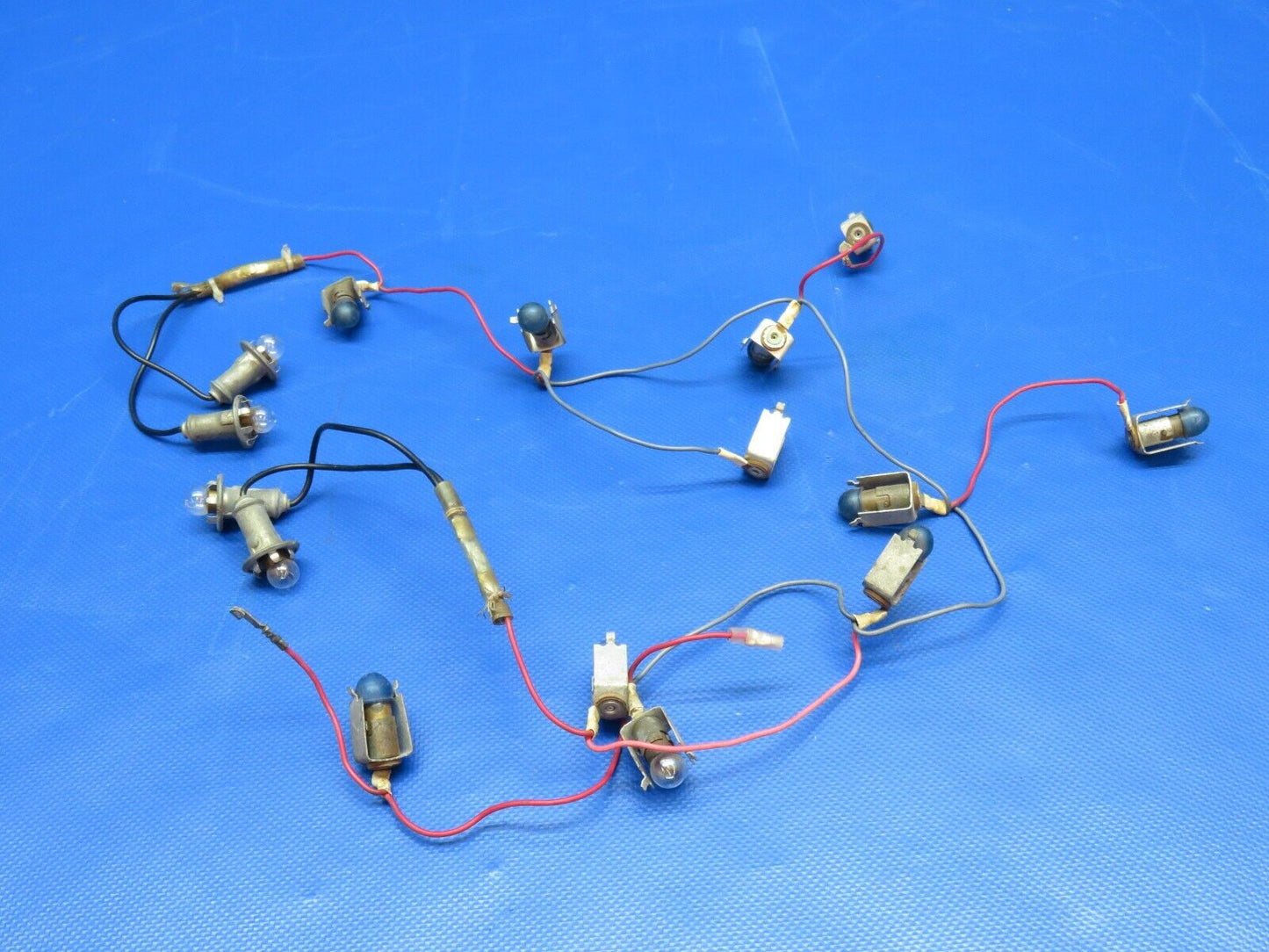 Piper PA-28R-200 Instrument Lamp Holder Assy P/N 565-516 LOT OF 15 (1223-1095)