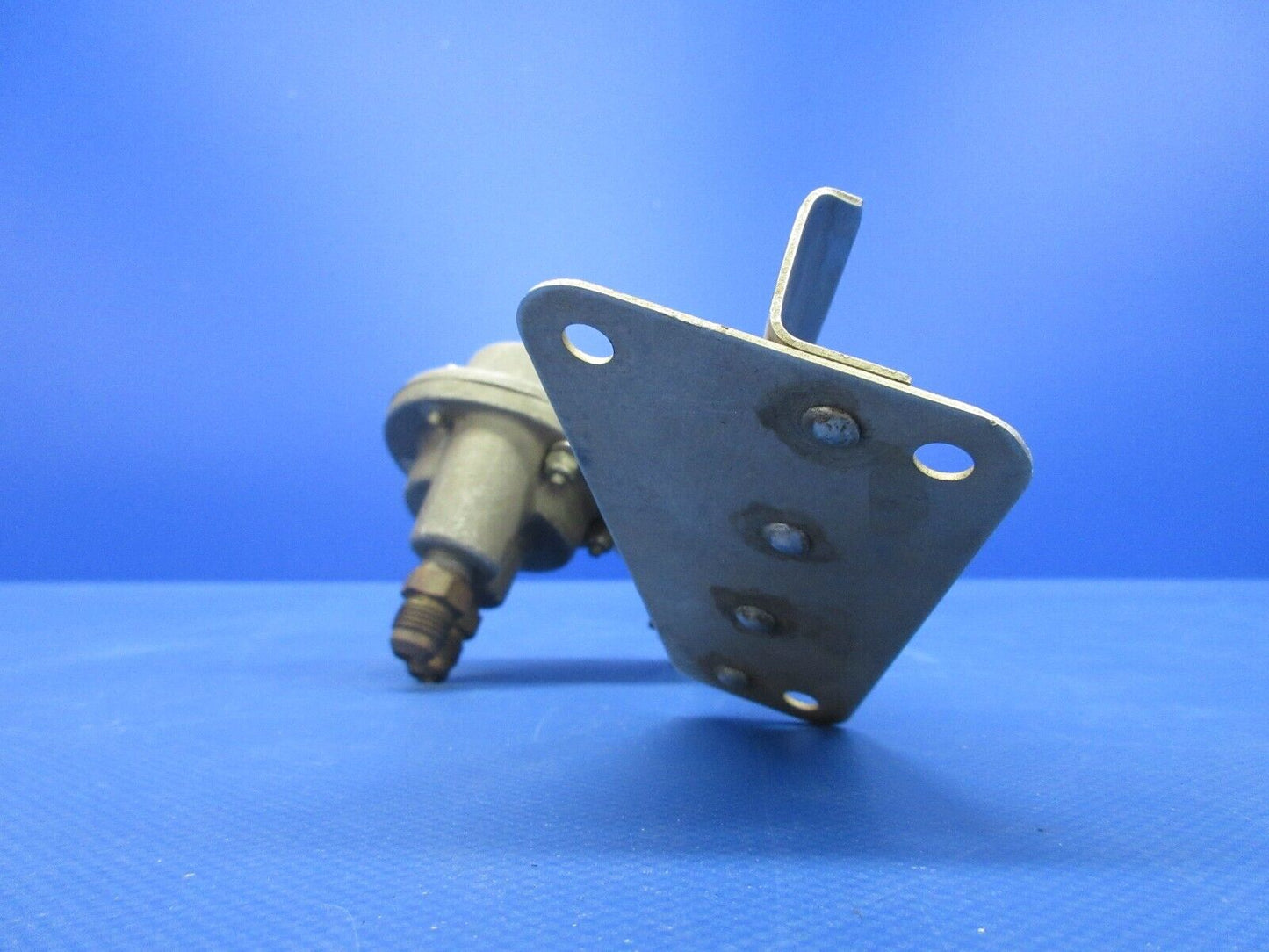 Cessna Fuel Regulator With Bracket P/N 639401-2 CORE (0424-1158)