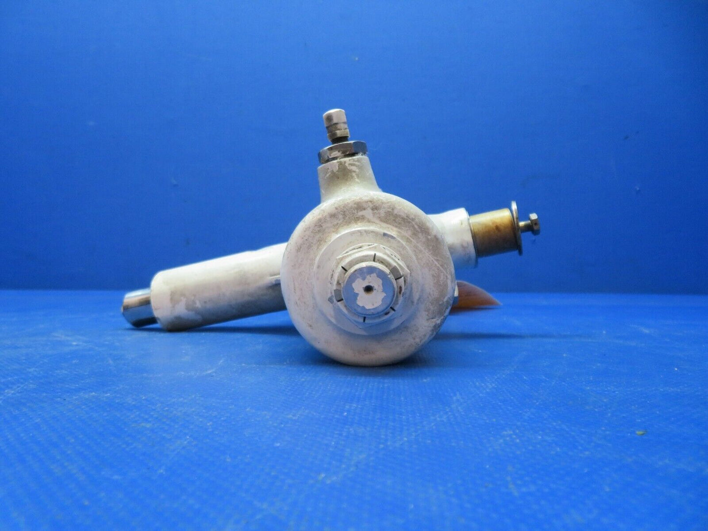 Piper PA-34-200T Seneca II RH Main Trunnion P/N 67926-13 (1024-237)