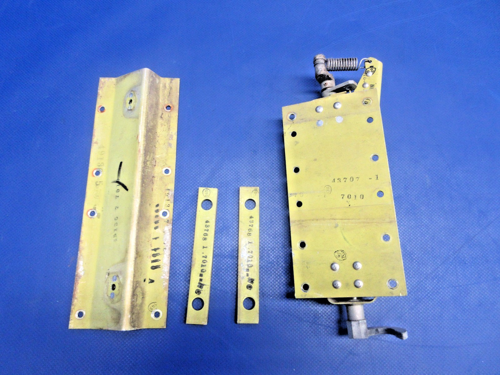 Rockwell Commander 112 LWR LH Cabin Door Latch P/N 43707-1 (0826-421)3