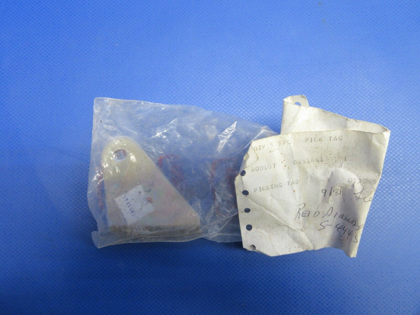 Cessna Support P/N 0851841-1 NEW OLD STOCK (0324-1192)