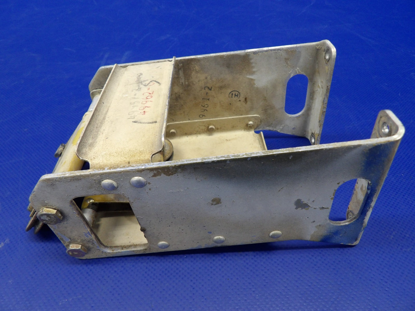 Piper PA-31T1 Cheyenne Elevator Trim Bracket P/N 49962-02 (0626-1308)6