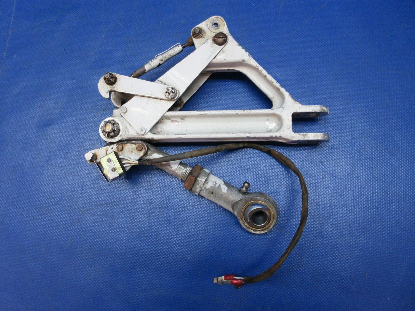 Piper PA-34-200T Seneca II LH MG Truss Assy w/ Switch P/N 78721-02 (0924-1373)