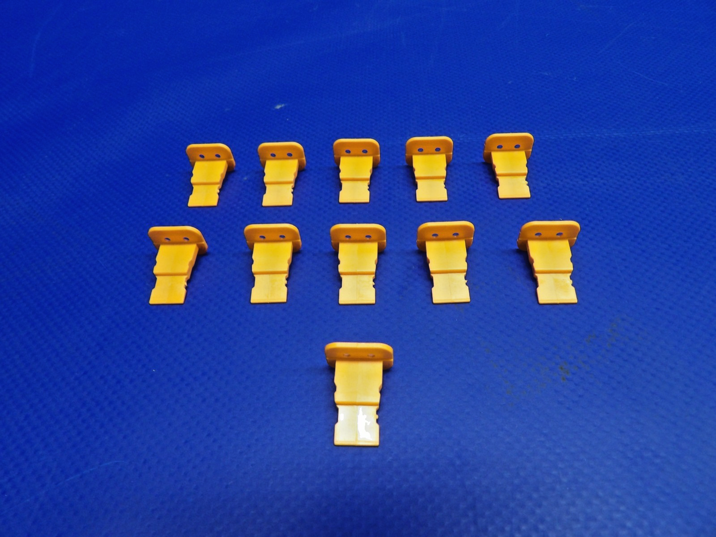 Cirrus Tanis Harness Plastic Socket P/N TCS2598 NOS LOT OF 10 (0426-1228)12