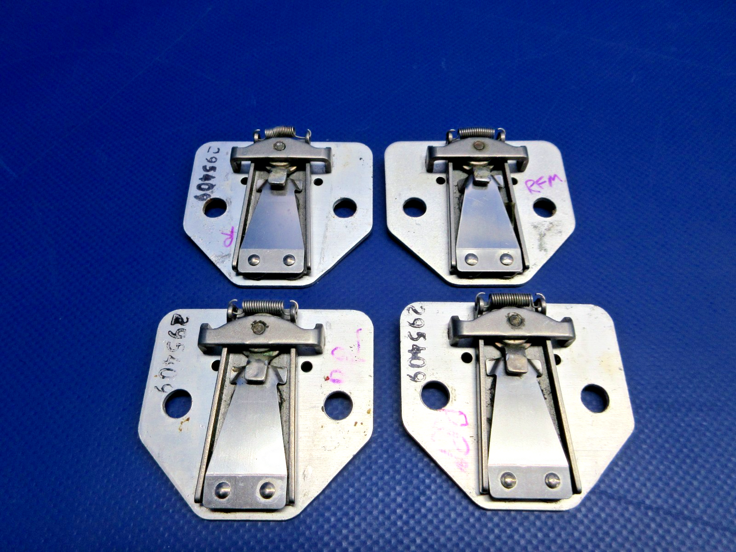 Cessna 310 / 310I Wedjit Cabin Seat Plate P/N 295409 LOT OF 4 (0326-819)3