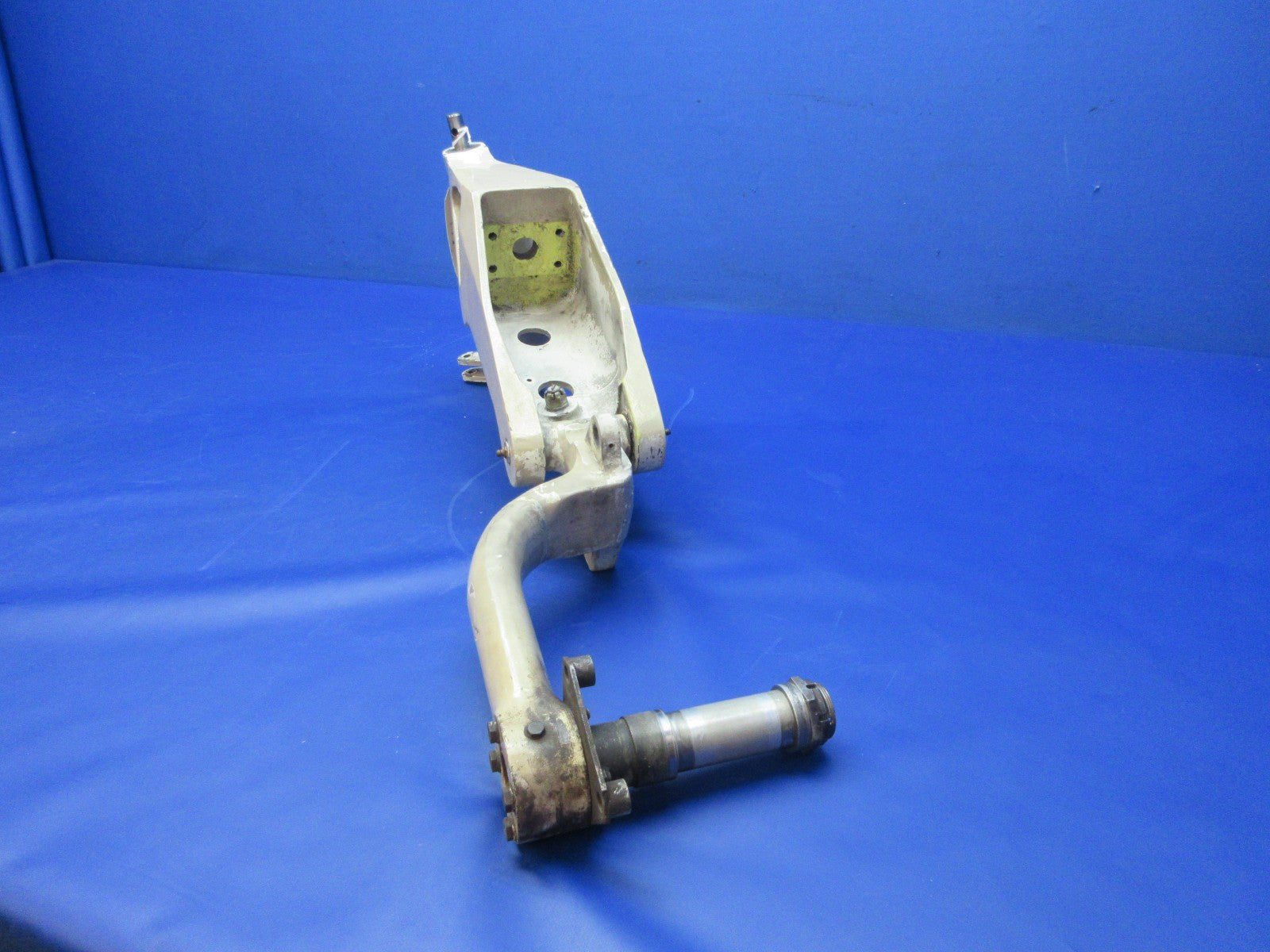 Beech 76 Duchess RH Main Landing Gear P/N 105-810019-2 (0526-2044)7