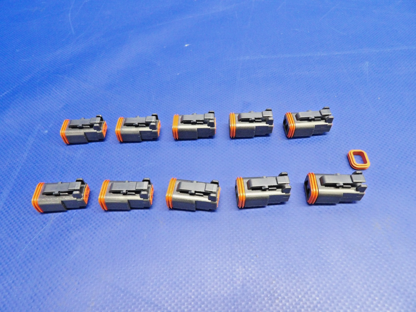 Cirrus Tanis Harness Plastic Socket P/N TCS2598 NOS LOT OF 10 (0426-1228)5