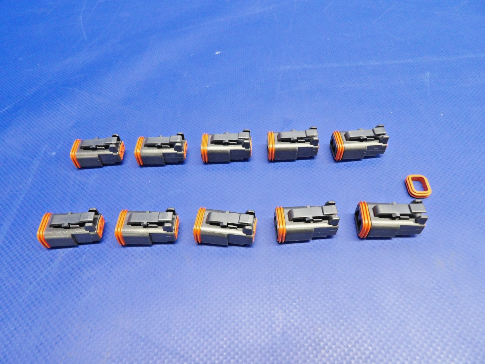 Cirrus Tanis Harness Plastic Socket P/N TCS2598 NOS LOT OF 10 (0426-1228)5
