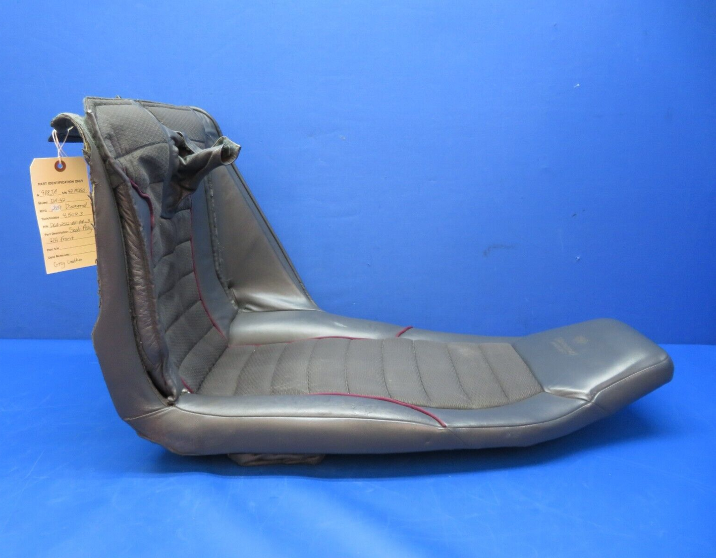 Diamond DA-42 RH Front Seat Assy P/N D60-2512-00-00_3 (0623-428)