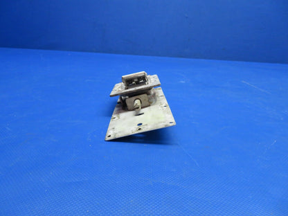Cessna 150 / 150G Door Latch Assy RH P/N 0413387-2 (0824-1721)